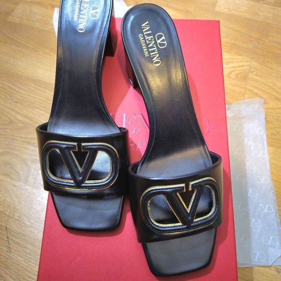 New Valentino Garavani V logo cut out mules Black in size 39